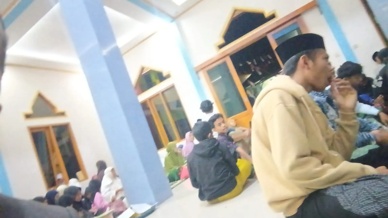 Suasana ibadah dan kegiatan jamaah di dalam masjid