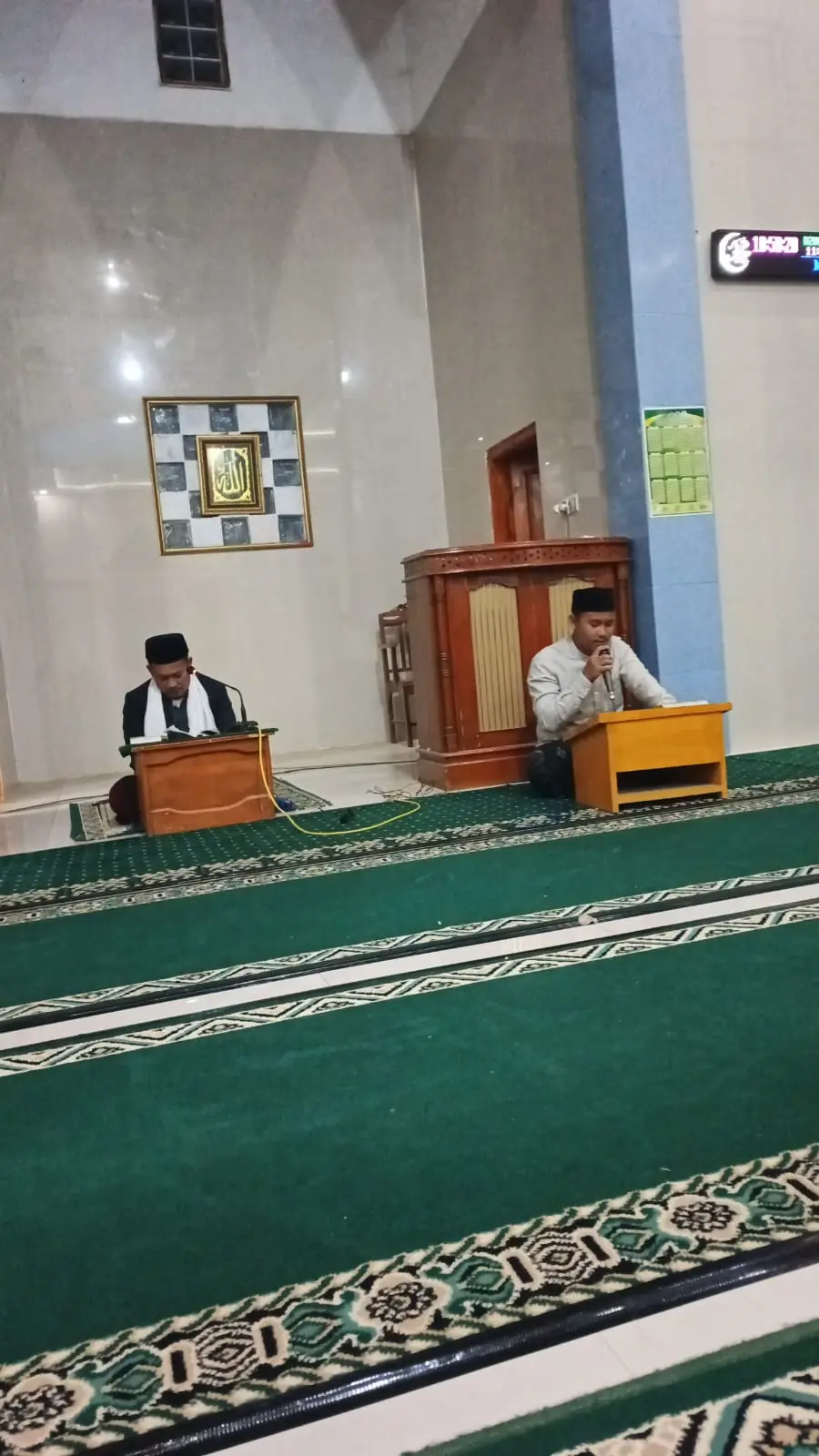 Suasana ibadah dan kegiatan jamaah di dalam masjid