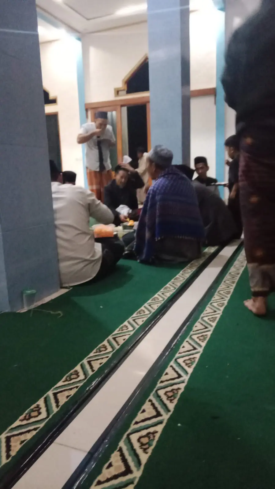 Suasana ibadah dan kegiatan jamaah di dalam masjid