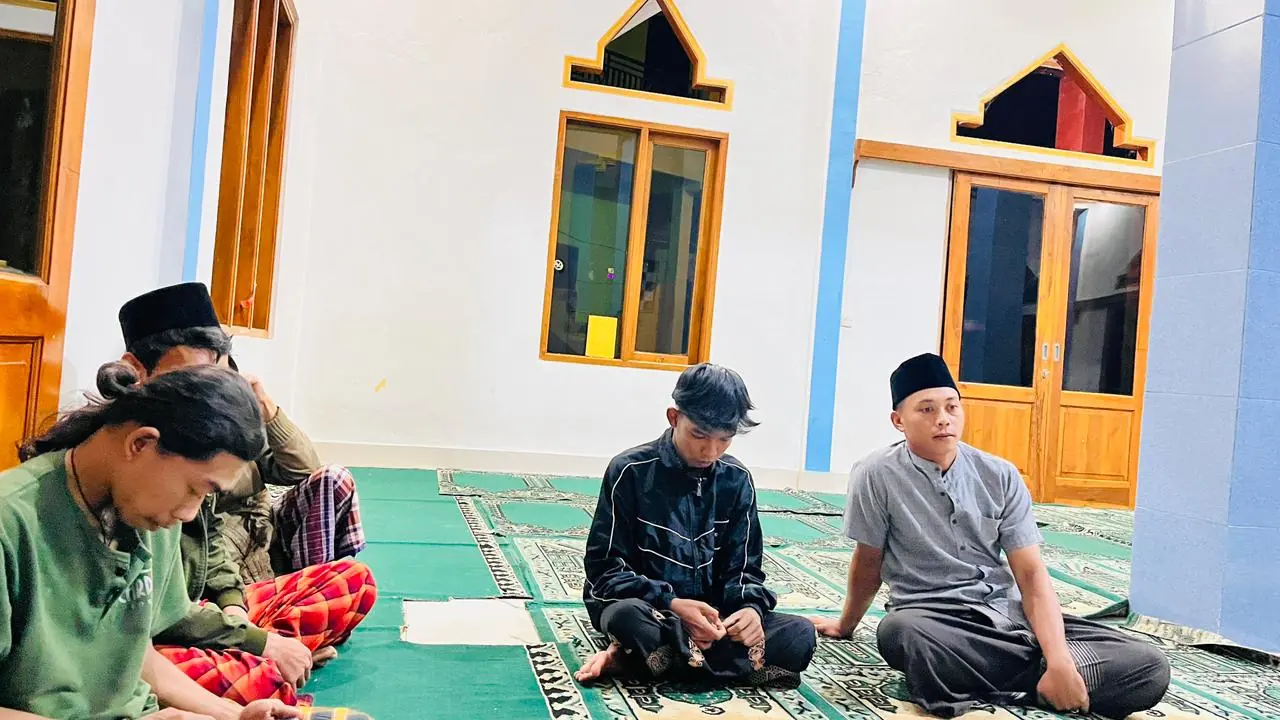 Dokumentasi kegiatan jamaah di dalam masjid